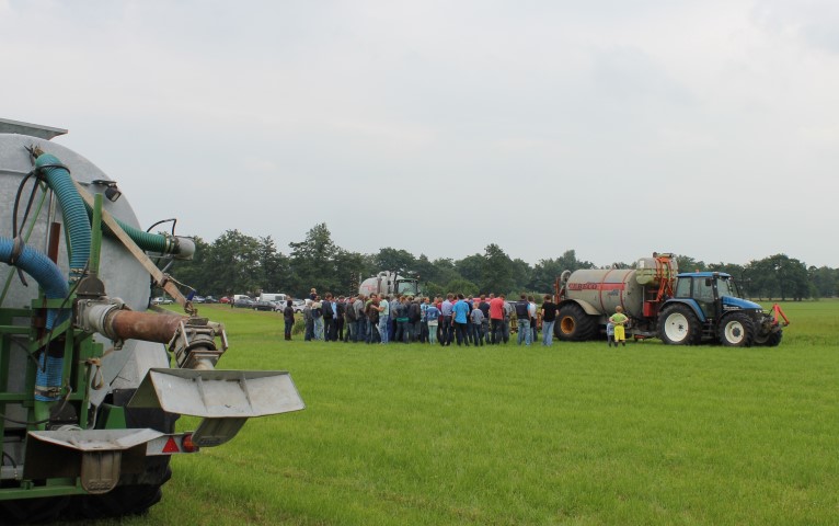1. Een grote groep boeren bekijkt de demonstratie bovengronds uitrijden van mest. (Small)