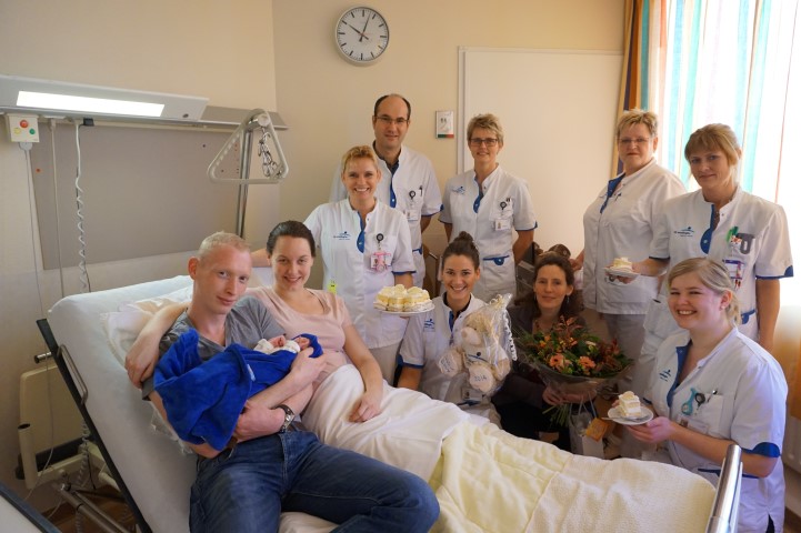 1.000ste bevalling 2014 in ziekenhuis Nij Smellinghe groepsfoto (Small)
