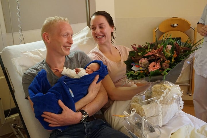 1.000ste bevalling 2014 in ziekenhuis Nij Smellinghe ouders met de baby (Small)