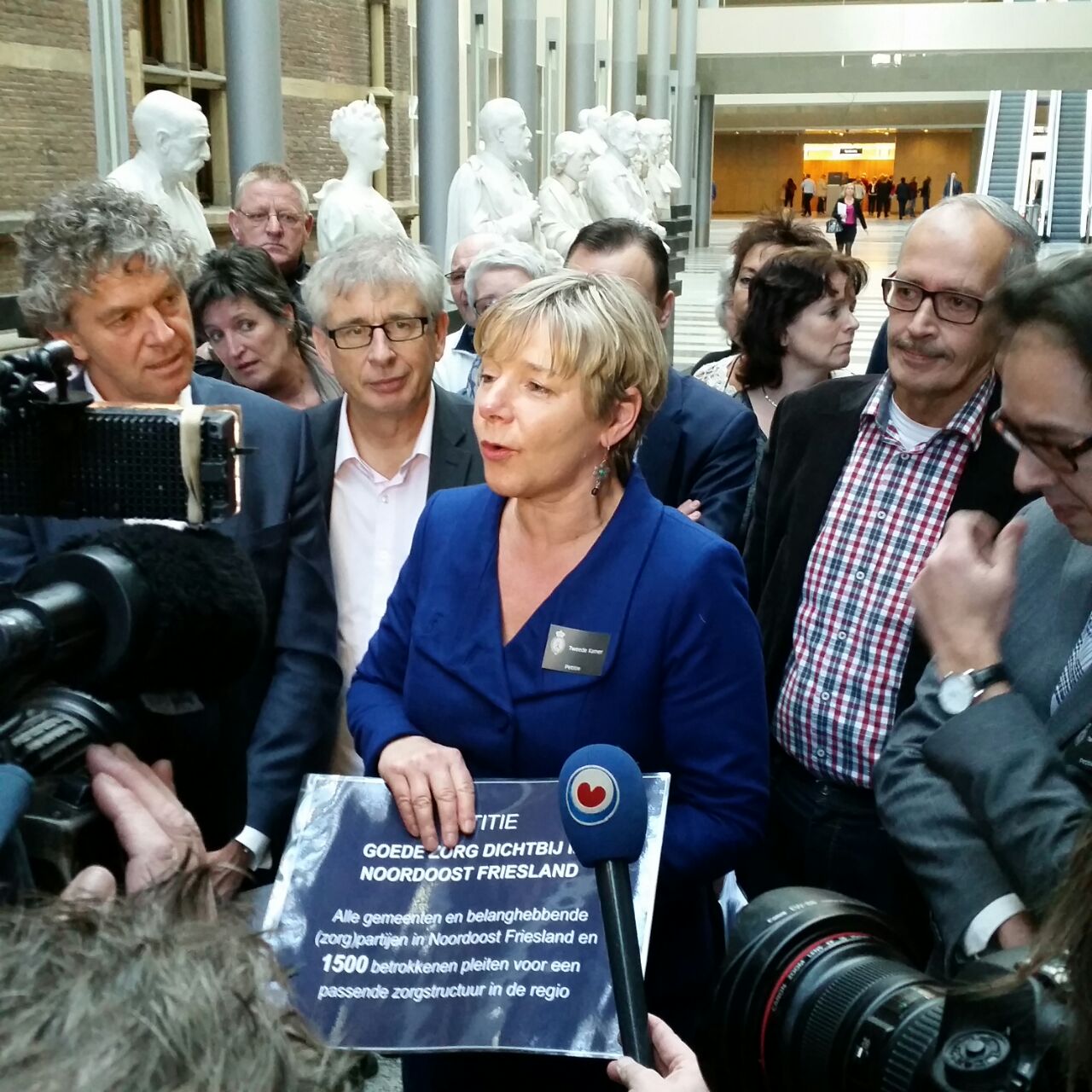 Foto Waanders biedt petitie 'goede zorg dichtbij' aan in Den Haag