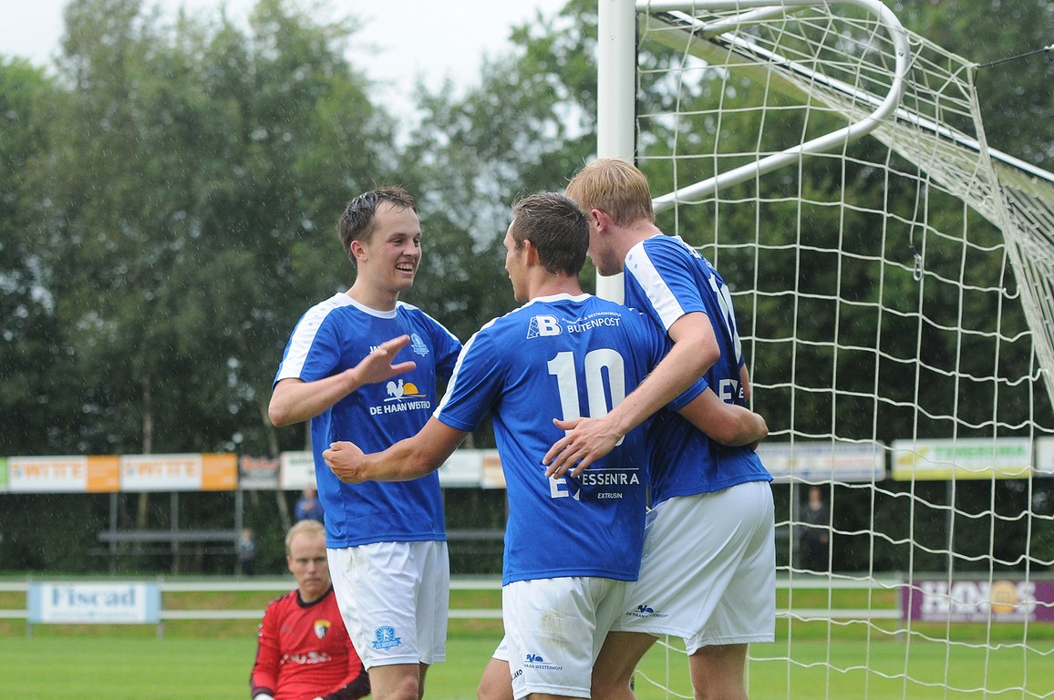 Jorrit Terpstra (links) opent de score voor Buitenpost