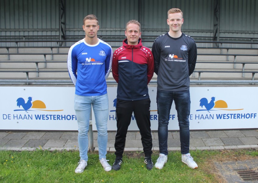 De nieuwe spelers Mark Huizinga (links) en Hessel Huisman van VV Buitenpost met in het midden de nieuwe trainer Jasper Bouma