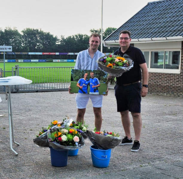 Rob Dijkstra krijgt bloemen van interim-voorzitter Rudi Stuursma. Foto Kiepie.nl