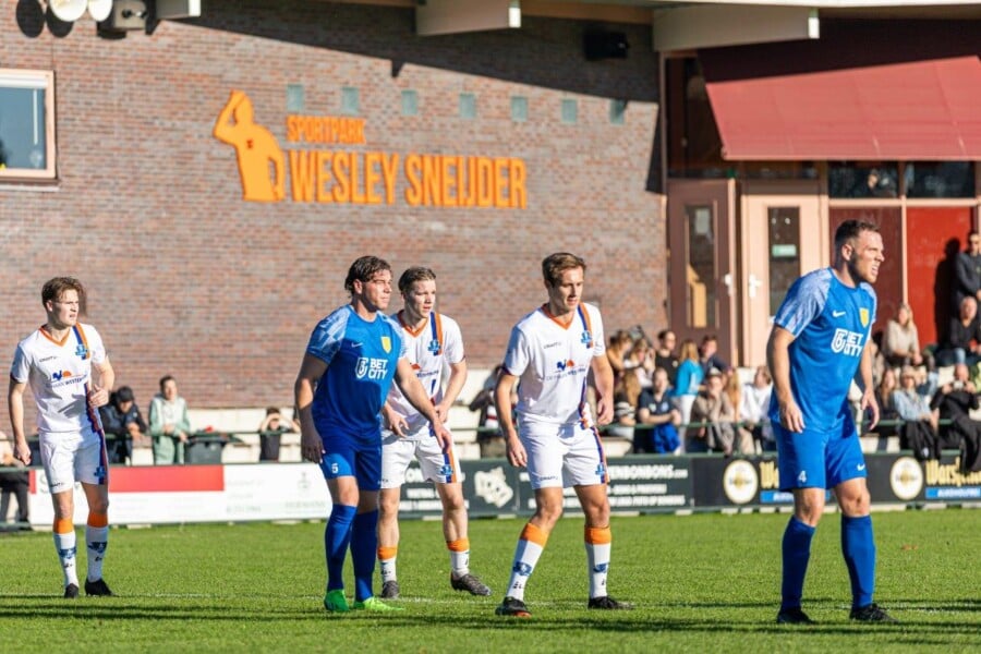 Onder het toeziend oog van Wesley Sneijder liep Buitenpost tegen een dikke nederlaag aan