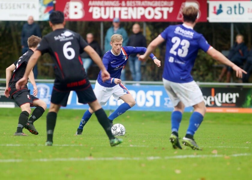 Rolf Dijk stoomt op richting goal