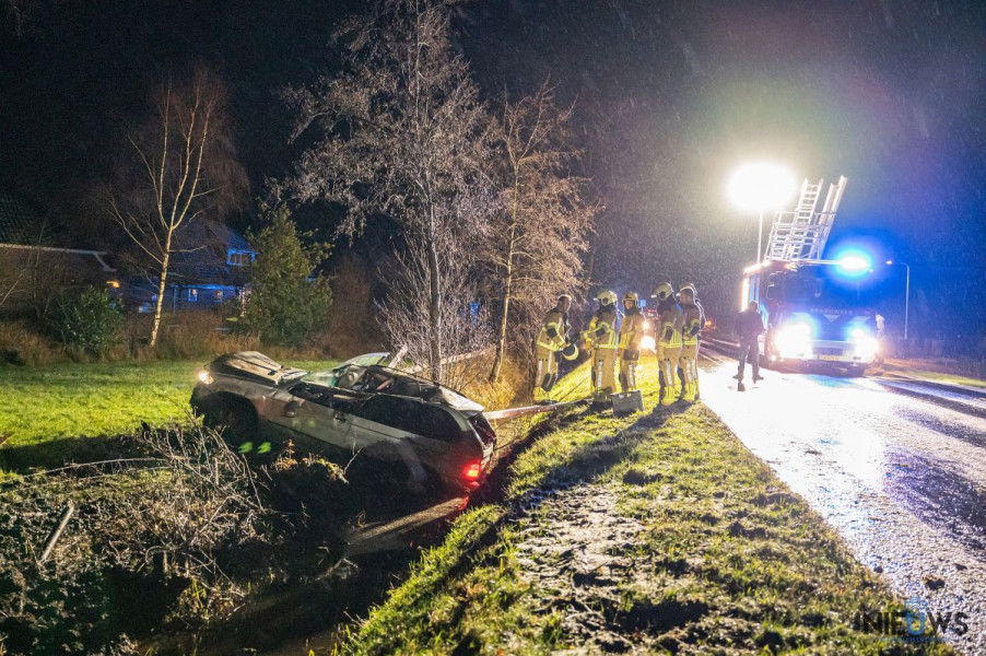 Auto in de sloot langs N355