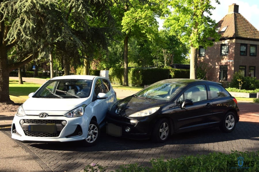 Twee auto’s botsen op kruising in Kollum
