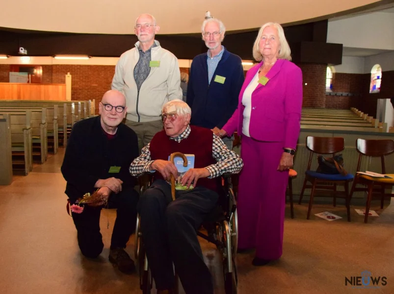 Boek ‘Oosterkerk Kollum 100 jaar’ feestelijk gepresenteerd