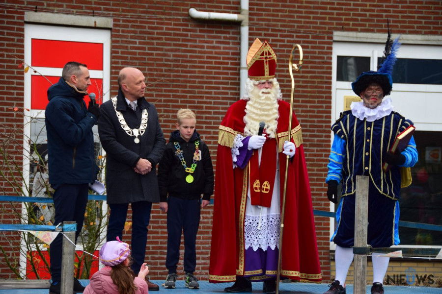 Sinterklaas feestelijk onthaald in Buitenpost