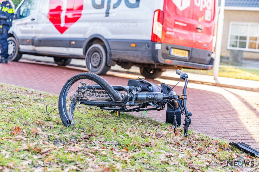 Fietser aangereden door pakketbezorger in Buitenpost