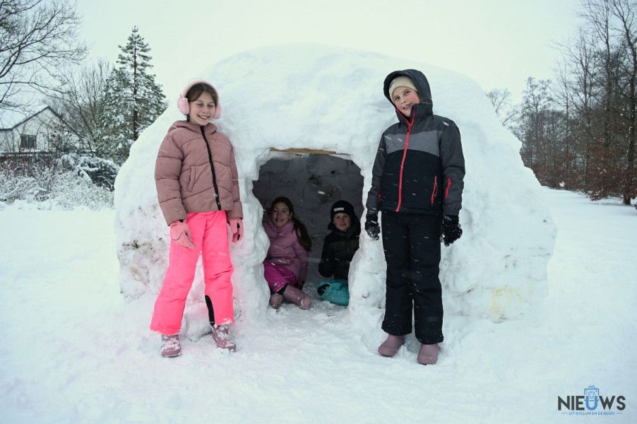 Kinderen genieten volop van de sneeuw