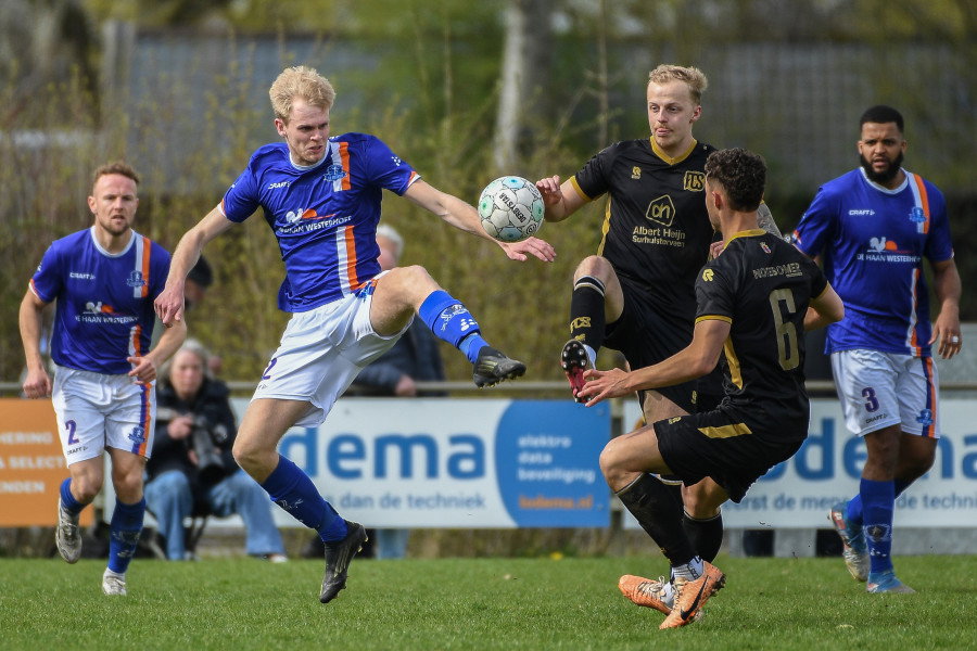 Storm beslist winderige Achtkarspelen-derby met wondergoal