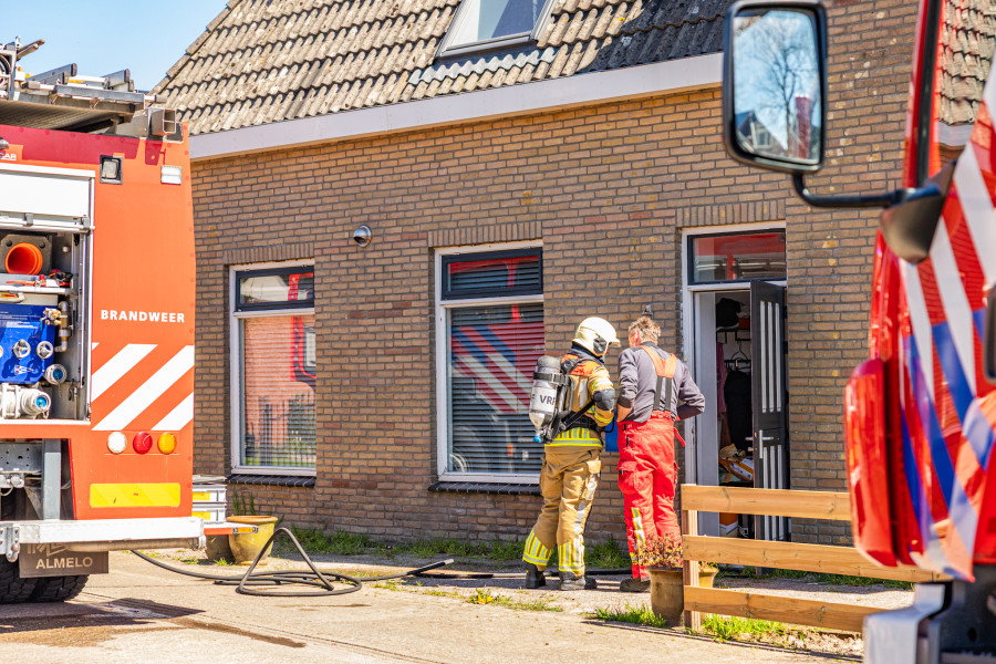 Buurman blust beginnende woningbrand
