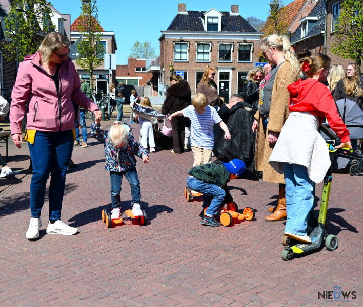 Kinderen vermaken zich volop tijdens circusactiviteiten in Kollum