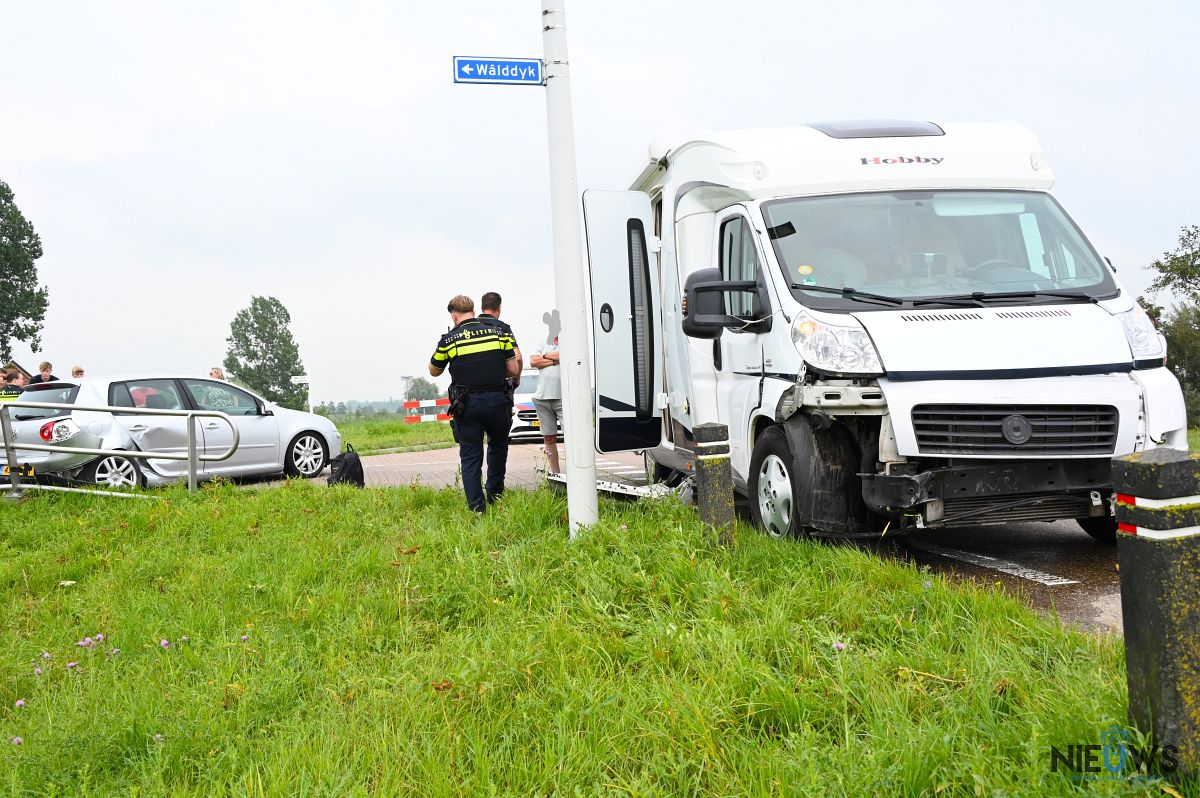 Flinke schade na botsing tussen auto en camper op de Trekweg (N910)