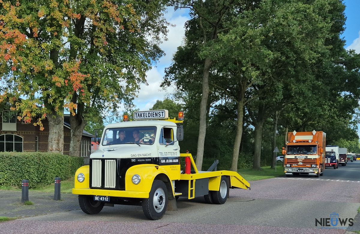 Oldtimervrachtwagens maken rondrit door Kollum en regio